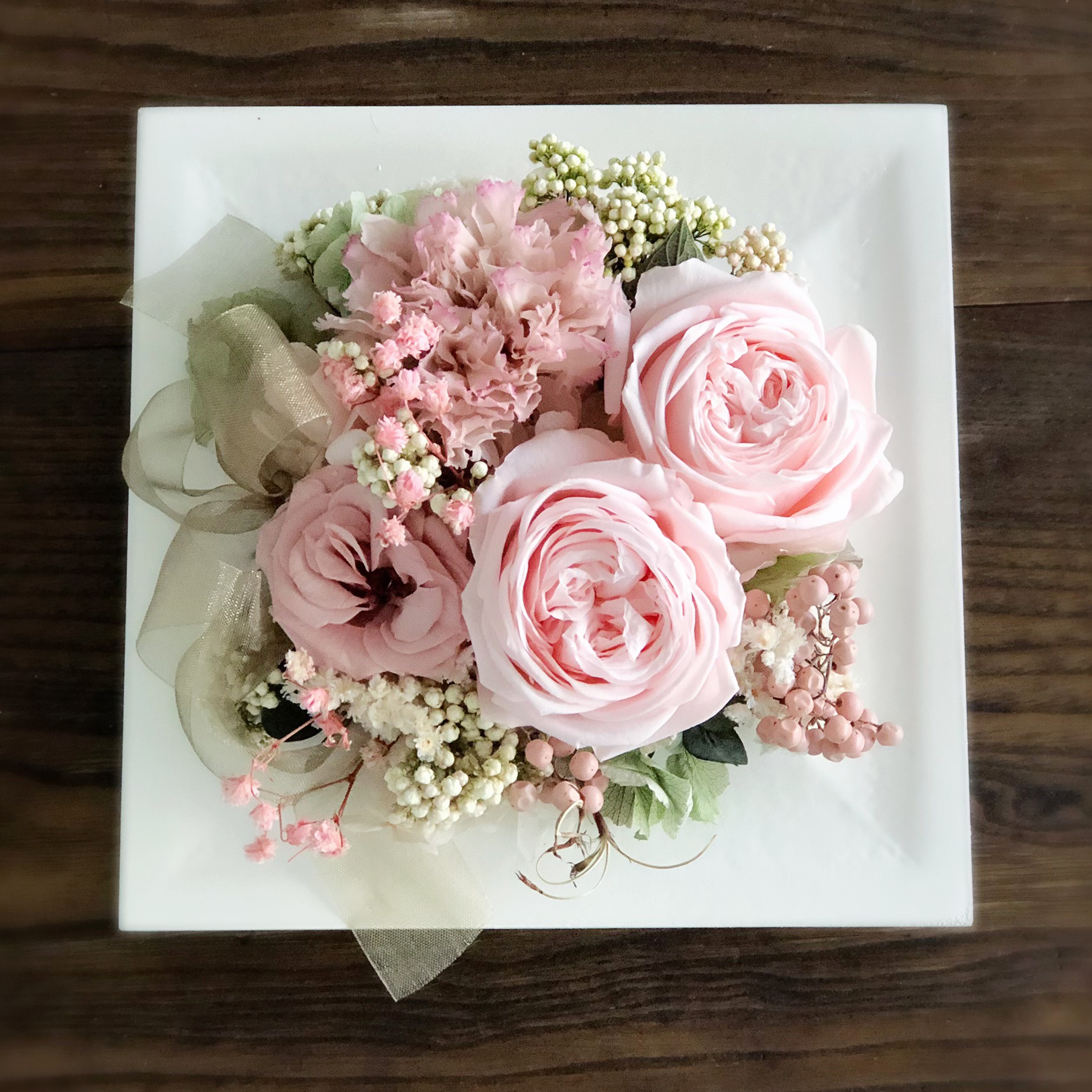 リボンとプリザーブドフラワーのギフト